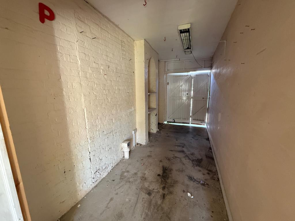 Lot: 73 - MIXED USE PROPERTY - Storage area